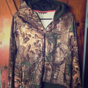 Women’s camo Under Armour Zip up hoodie